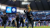 Sesaat setelah pertandingan usai, ratusan suporter langsung menyerbu masuk lapangan. (Clive Brunskill/Getty Images)