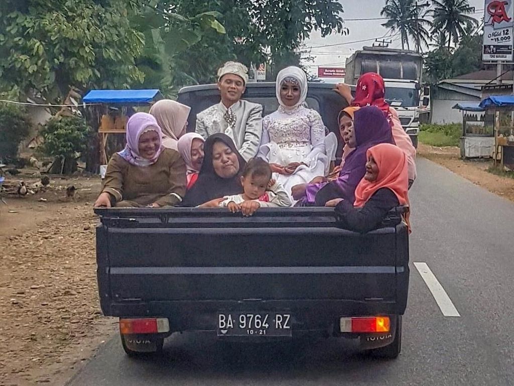 Viral Foto Pengantin Tersenyum Naik Mobil Bak, Bukti Bahagia Itu Sederhana Viral Foto Pengantin Tersenyum Naik Mobil Bak, Bukti Bahagia Itu Sederhana