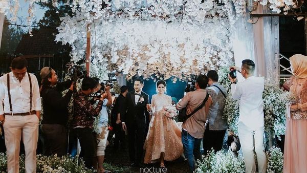 Indahnya Pernikahan Bertema Twilight Ala Syahnaz dan Jeje Govinda