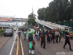 Demo Ojol di Depan Gedung DPR Dimulai, Lalin Ditutup