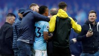 Pemain City Gabriel Jesus menjadi salah satu sosok yang diserbu fans untuk diajak foto bersama. (Foto: Phil Noble/Reuters)
