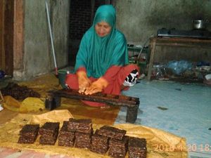 Sempat Jadi Kuli Bangunan, Sarmia Besarkan Anaknya hingga Sarjana