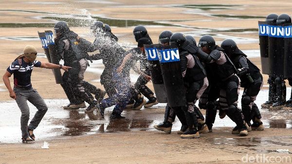 Aksi Pasukan Penjaga Perdamaian Polri Melumpuhkan Teroris