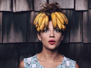 Kreatif! Wanita Ini Ubah Sayur dan Buah Jadi Aksesoris Rambut hingga Kalung