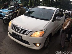 Seorang Pria Meninggal Dalam Mobil di Flyover Tanjung Barat