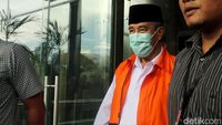 Bupati Bandung Barat Tutup Muka dengan Masker
