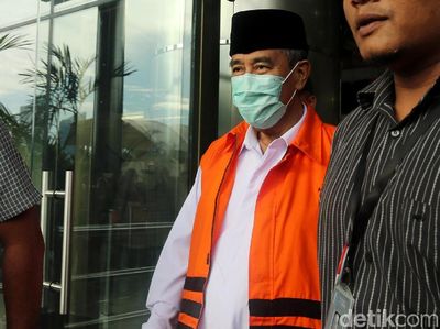 Bupati Bandung Barat Tutup Muka dengan Masker