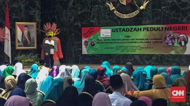 Amien Rais Tunjuk Foto Jokowi: Elektabilitasnya sudah Anjlok