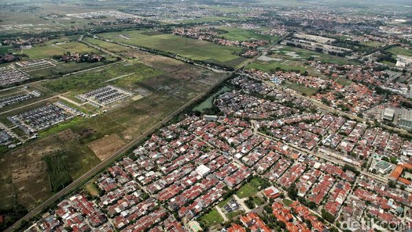Perumahan dan Pabrik Bikin Lahan Sawah Menyusut