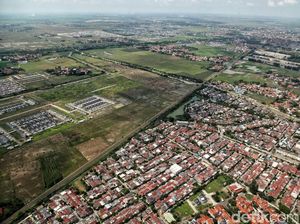 Perumahan dan Pabrik Bikin Lahan Sawah Menyusut
