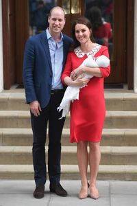 Makna Bahasa Tubuh Kate Middleton Saat Menggendong Anak-anaknya/