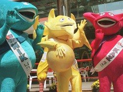 Ato, Kaz, dan Nik. Piala Dunia 2002 di Korsel-Jepang. Maskot warna oranye, ungu, dan biru ini dirancang seperti sosok-sosok futuristis, menandai kali pertama Piala Dunia digelar di lebih dari satu negara. (Foto: Chung Sung-Jun/Newsmakers)