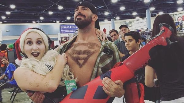 Foto: Ketika Para Pria Mencukur Bulu Dada dengan Kreatif