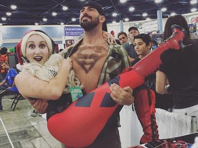 Foto: Ketika Para Pria Mencukur Bulu Dada dengan Kreatif