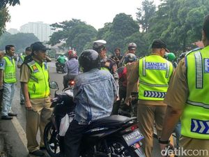 Petugas Razia SIM dan STNK Mati Pengendara di Kalibata