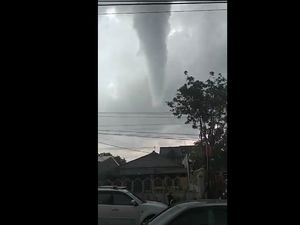 Video Kedahsyatan Puting Beliung di Yogyakarta