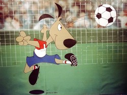 Striker. Piala Dunia 1994 di Amerika Serikat. Anjing, sosok peliharaan kesayangan di AS, didaulat jadi maskot dengan berbalut warna khas negara itu. (Foto: Anton Want/ALLSPORT)