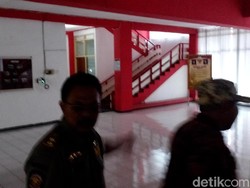 Kantor Bupati Mojokerto Digeledah KPK, Kemana Bupati Mustofa?