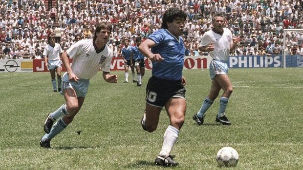 Diego Maradona mencetak gol 'Tangan Tuhan' di Piala Dunia 1986.