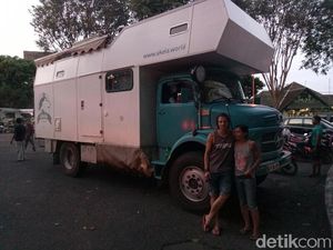Ketika Truk Tua Bule Austria Rusak saat Digunakan Keliling Dunia Ketika Truk Tua Bule Austria Rusak saat Digunakan Keliling Dunia