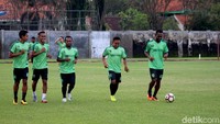 Sesi latihan dilangsungkan di stadion Jenggolo Sidoarjo, Selasa (24/4/2018).