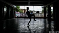 Keceriaan Anak-anak Main Futsal di Kolong Tol Priok