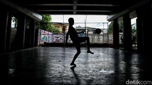 Keceriaan Anak-anak Main Futsal di Kolong Tol Priok