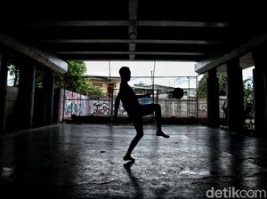 Bertubuh Mini Tak Membatasi Mereka untuk Menggiring Bola