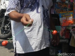 Mainan Lawas Tek tek Kembali Digandrungi di Surabaya