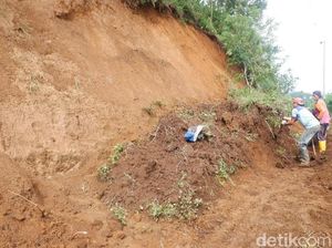 Warga Banjarnegara Ini Terisolir karena Longsor Sejak Kemarin Warga Banjarnegara Ini Terisolir karena Longsor Sejak Kemarin