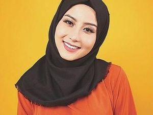 Awkarin Tampil Berhijab, Netizen: Tobat Kak?