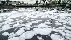 Aduh! Sungai Ancol Penuh Busa