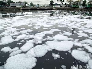 Aduh! Sungai Ancol Penuh Busa Aduh! Sungai Ancol Penuh Busa