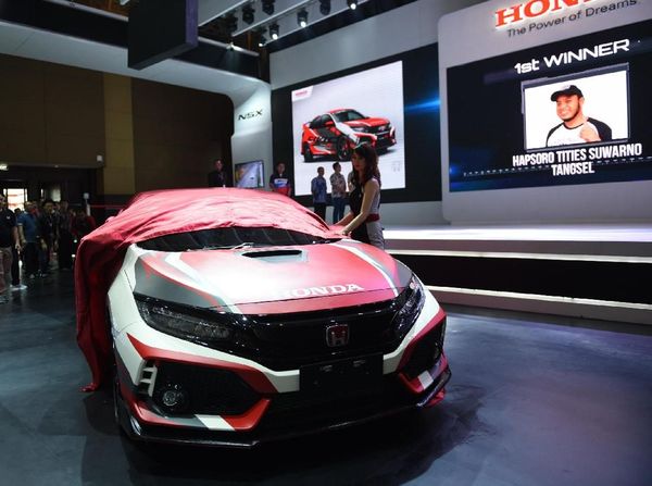 Honda Civic Type R Dibalut Stiker Ini Keren Juga!