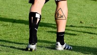 Oh, dan jangan lupa soal tekel mautnya - yang sampai dibuatkan tanda bahaya sendiri lewat sebuah tato di betis. (Claudio Villa/Getty Images)