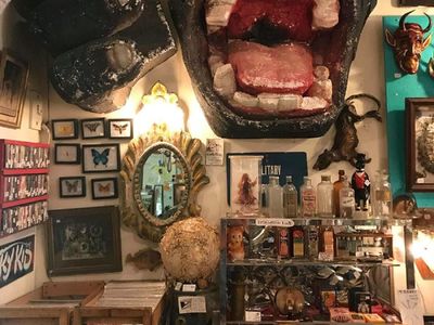 Foto: Toko Suvenir Ini Kok Seram Yah...