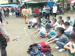 Hendak Tawuran, 26 Pelajar di Bogor Ditangkap Bawa Sajam dan Jimat