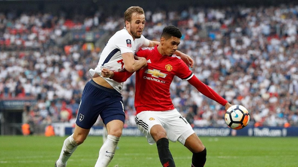 Harry Kane dan Chris Smalling di semifinal Piala FA (Foto: John Sibley/Action Images via Reuters)