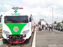 Antusias Warga Cirebon Berobat Gratis di Kereta Medis