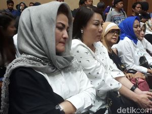 Video Gaya Istri Setya Novanto Usir Galau di Persidangan Video Gaya Istri Setya Novanto Usir Galau di Persidangan