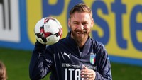 Pendukung AS Roma percaya kalau De Rossi sebenarnya bukan tipe pemain tempramental yang mudah lepas kendali. Oleh mereka, De Rossi dinilai terlalu peduli dengan rekan-rekan dan timnya. Yang membuat dia sering bertindak lebih jauh dari sekadar menjadi pemimpin di atas lapangan. (Claudio Villa/Getty Images)