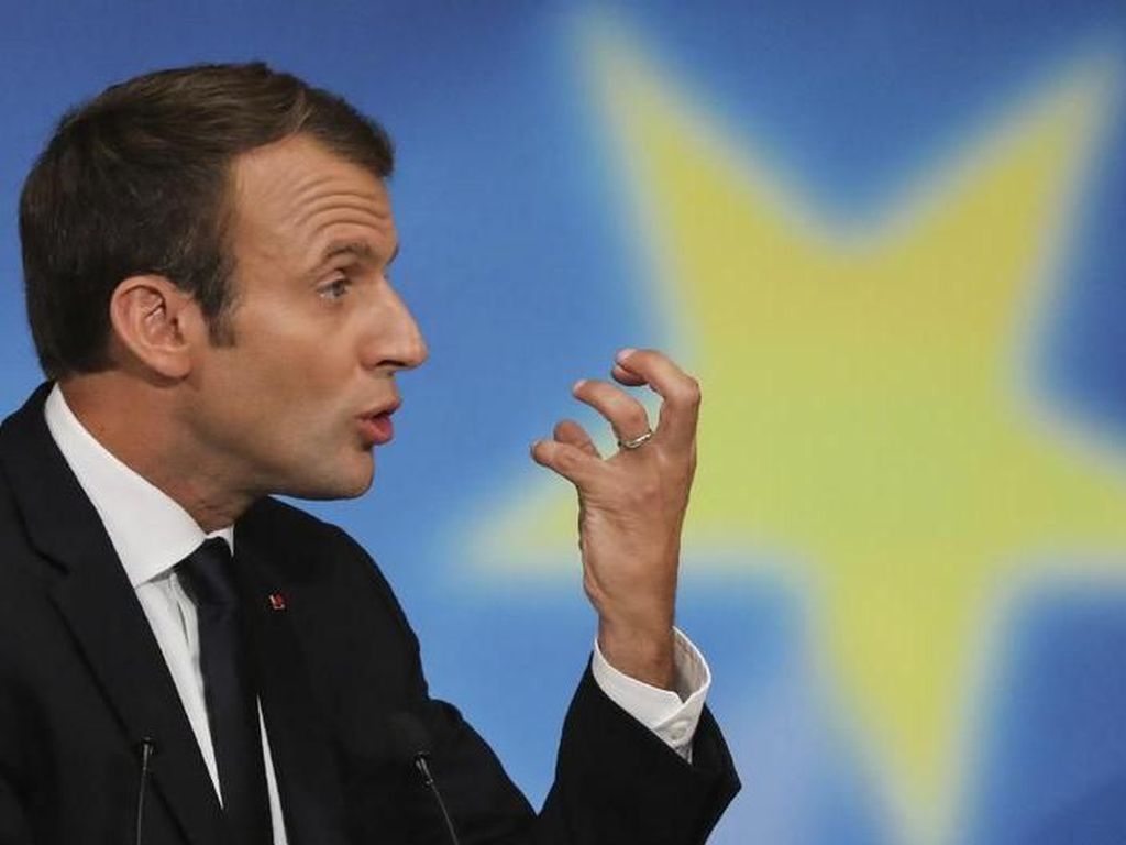 Saat Macron Diajari Dab Pemain Prancis usai Menang Piala Dunia Saat Macron Diajari Dab Pemain Prancis usai Menang Piala Dunia
