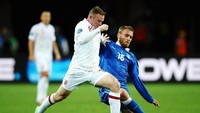 Lahir sebagai seorang gelandang, De Rossi juga rela saat dipasang sebagai bek tengah. Itu terjadi di Timnas Italia dalam hajatan Piala Eropa 2012. De Rossi tampil tak kalah oke sebagai bek.  (Laurence Griffiths/Getty Images)