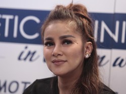 Momen Terakhir Olla Ramlan Genggam Tangan Mendiang Sang Ayah