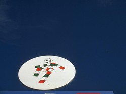 Ciao. Piala Dunia 1990 di Italia. Sapaan lazim dalam bahasa Italia menjadi nama maskot yang tidak biasa ini. Tubuhnya tersusu dari kotak-kotak berwarna Italia, dengan bola menjadi kepalanya. (Foto: Simon Bruty/Allsport)
