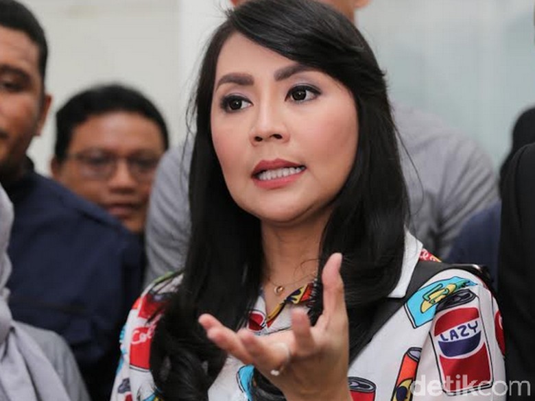 Tessa Kaunang Belum Menikah Lagi karena Sandy Tumiwa Tessa Kaunang Belum Menikah Lagi karena Sandy Tumiwa