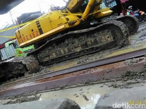 Lokasi Pipa Gas Bocor di Cakung Dipasangi Garis Polisi Lokasi Pipa Gas Bocor di Cakung Dipasangi Garis Polisi