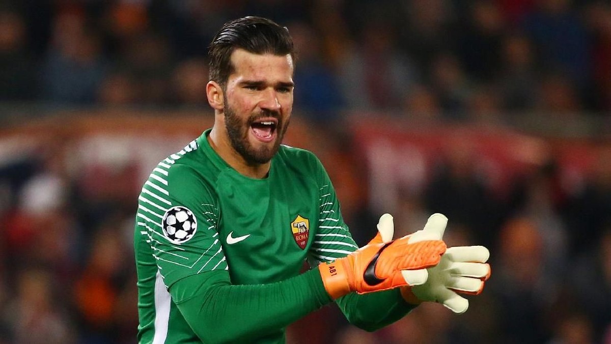 Alisson Becker tanya-tanya soal Liverpool ke Roberti Firmino. (Foto: Tony Gentile/Reuters)