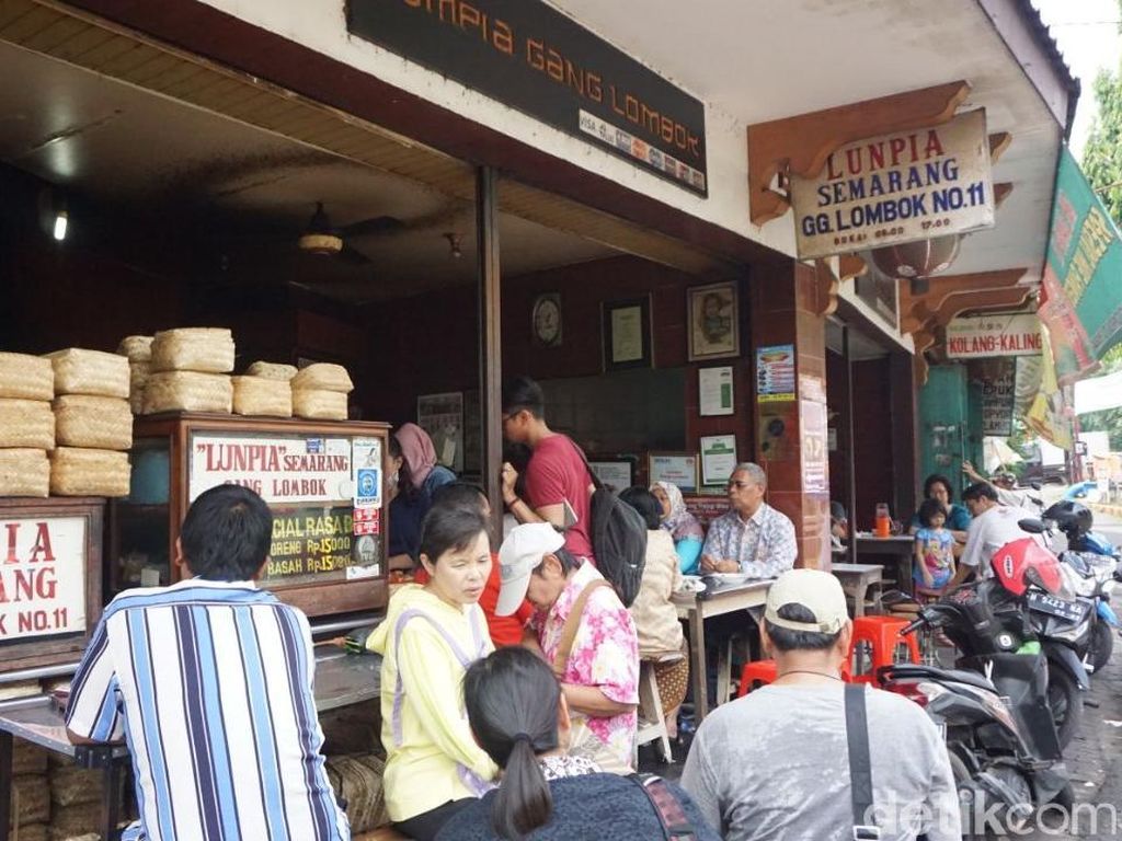 Mengintip Kios Lumpia Gang Lombok yang Sudah Seabad Memanjakan Lidah Pelanggan