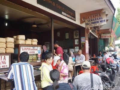 Mengintip Kios Lumpia Gang Lombok yang Sudah Seabad Memanjakan Lidah Pelanggan